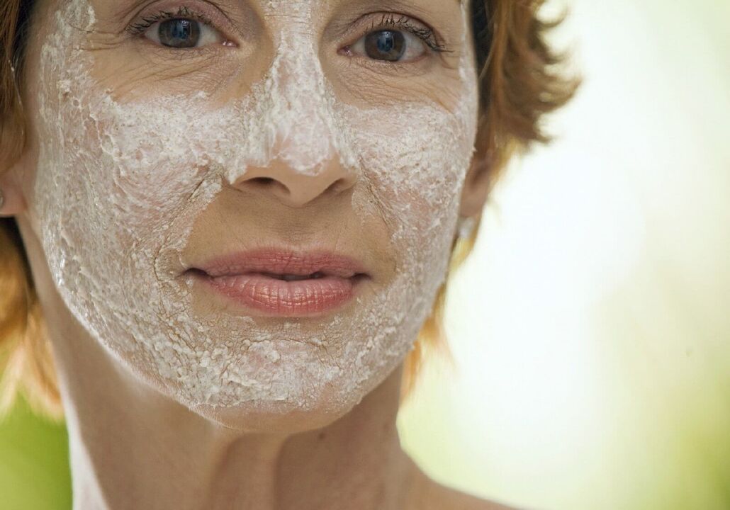Αναζωογονητική μάσκα για το δέρμα του προσώπου μετά από 50 χρόνια