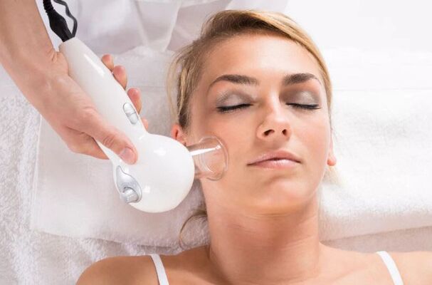 Μια διαδικασία μασάζ κενού θα σας βοηθήσει να καθαρίσετε το δέρμα του προσώπου σας και να εξομαλύνετε τις ρυτίδες