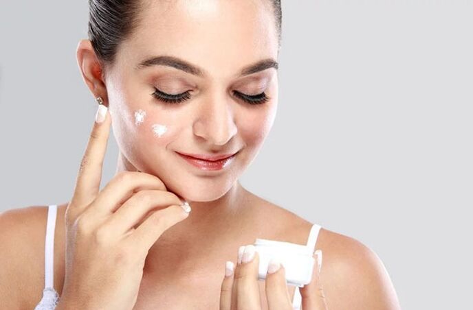 Πριν χρησιμοποιήσετε το μασάζ, απλώστε κρέμα στο πρόσωπό σας